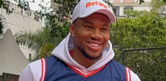 Durante visita ao brasil, Giannis Antetokounmpo inaugura quadra reformada no Rio