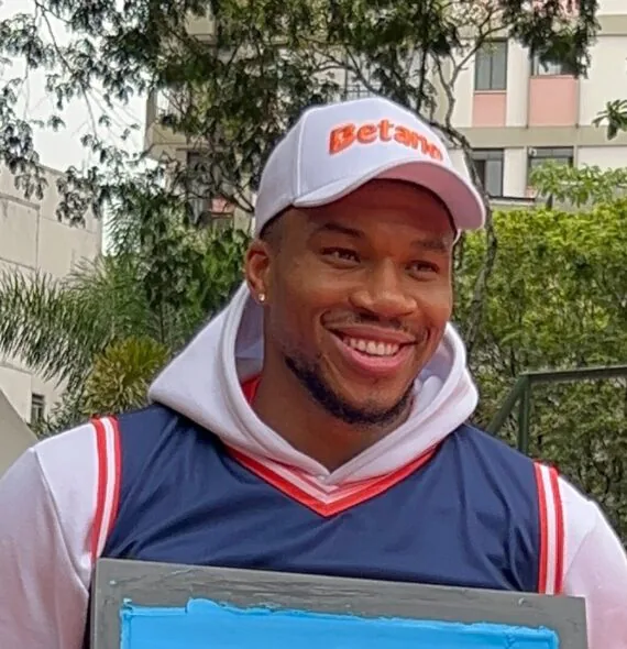 Durante visita ao brasil, Giannis Antetokounmpo inaugura quadra reformada no Rio