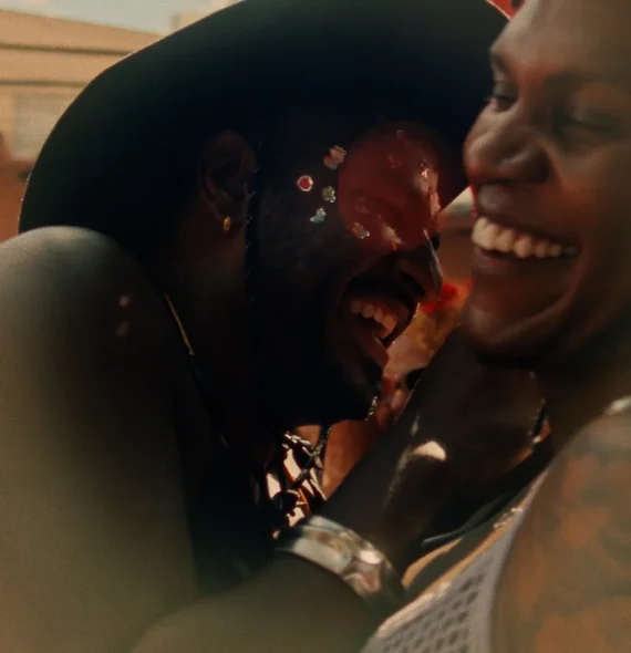 Ricardo Souza dirige novo videoclipe de Rico Dalasam, ‘Imã’; assista!