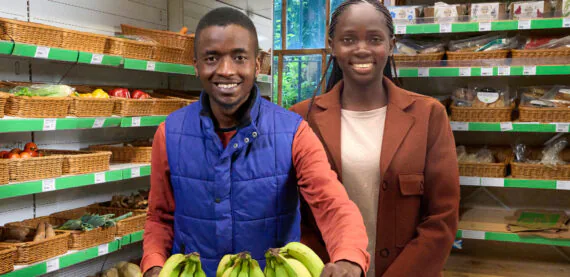 Ugandenses criam sachê natural que conserva frutas por até 30 dias e são finalistas em prêmio europeu