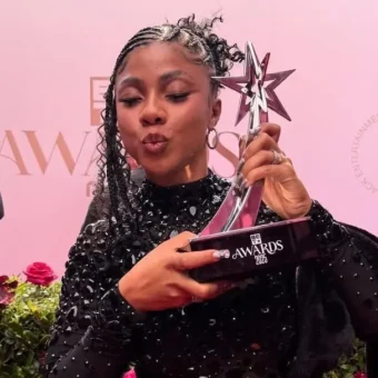 Ajuliacosta faz história e vence categoria internacional do BET Awards 2025; veja a lista completa de vencedores