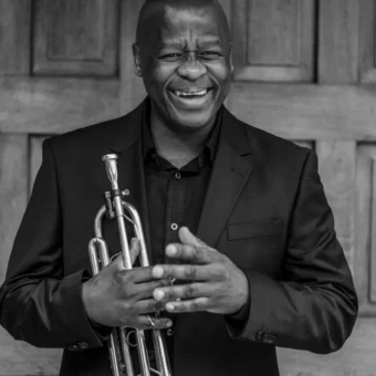 Feya Faku, mestre do jazz sul-africano, parte aos 63 anos