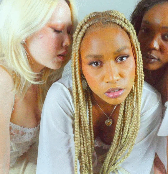 Ebony lança videoclipe íntimo de ‘Gin Com Suco de Laranja’, faixa do novo álbum ‘KM2’