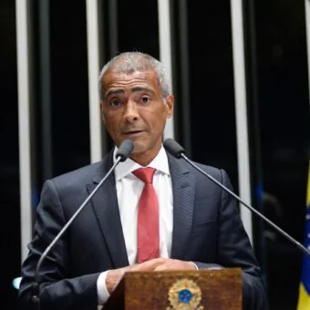 Romário propõe Lei Juliana Marins para custear traslado de brasileiros mortos no exterior