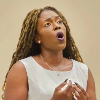 Primeira brasileira na Academia da Ópera de Paris, cantora baiana Lorena Pires busca apoio para realizar o sonho; entenda!