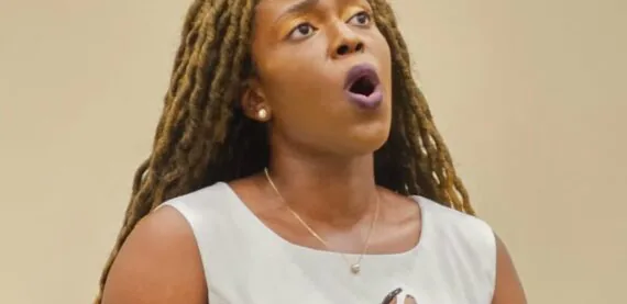 Primeira brasileira na Academia da Ópera de Paris, cantora baiana Lorena Pires busca apoio para realizar o sonho; entenda!