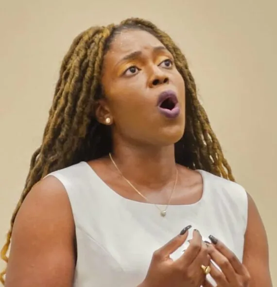 Primeira brasileira na Academia da Ópera de Paris, cantora baiana Lorena Pires busca apoio para realizar o sonho; entenda!