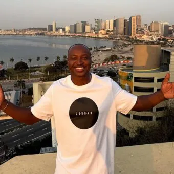 Thiaguinho chega em Angola para show e se apresenta em restaurante com cantora angolana