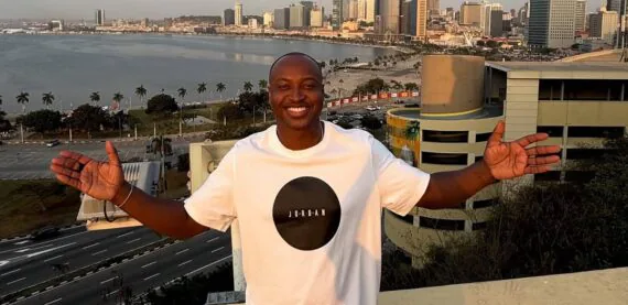 Thiaguinho chega em Angola para show e se apresenta em restaurante com cantora angolana