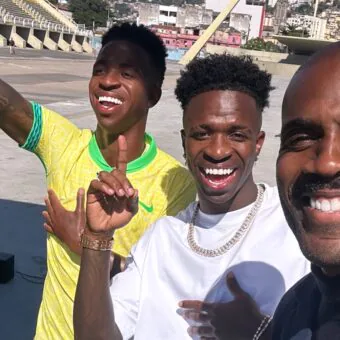 Rafael Zulu é mestre de cerimôniana inauguração da estátua de cera do Vini Jr. enviado pelo Madame Tussauds no Sambódromo