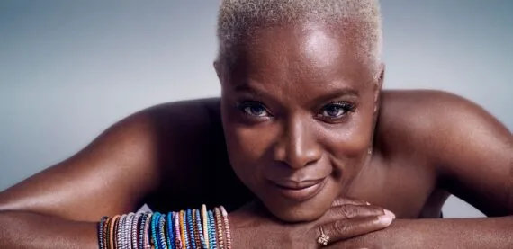 Angélique Kidjo se tornará a primeira artista africana a ganhar uma estrela na calçada da fama