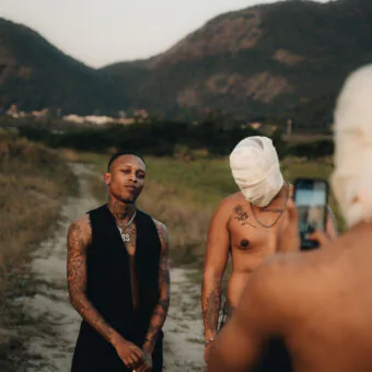 Alee lança “CAOS DLX” com participação de Filipe Ret, MC Cabelinho e outros artistas
