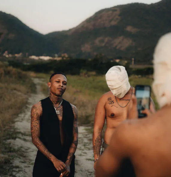 Alee lança “CAOS DLX” com participação de Filipe Ret, MC Cabelinho e outros artistas