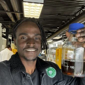 Julian Brown, inventor que afirma transformar plástico em gasolina reaparece