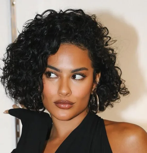 Bella Campos rebate comentários racistas sobre sua personagem em ‘Vale Tudo’