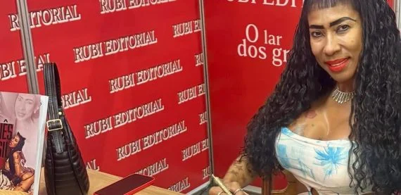 “A Vida de Inês Brasil”: biografia da rainha da internet é lançada na Bienal do Livro 2025