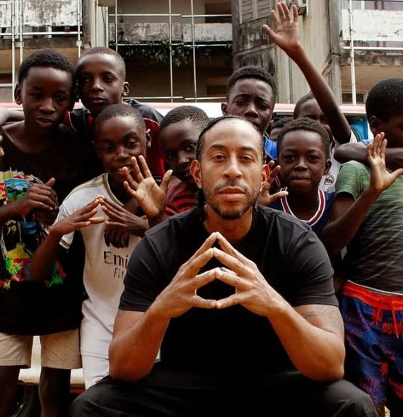 Ludacris retorna ao Gabão com a família e afirma: “Esta terra é parte de quem somos”
