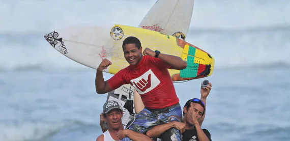 Weslley Dantas denuncia racismo no surfe e agradece apoio de L7NNON para seguir competindo