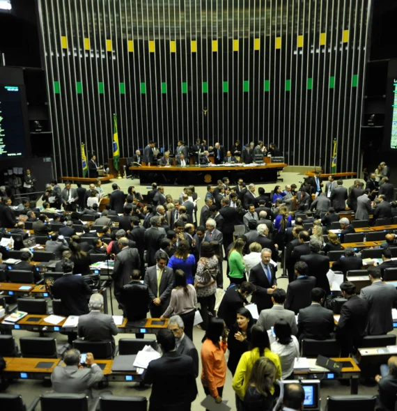 Pesquisa revela que 70% dos deputados são contra o fim da escala 6×1; entenda
