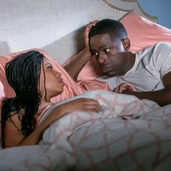 Sterling K. Brown diz priorizar pares com mulheres negras em papéis para ‘valorizar negritude’