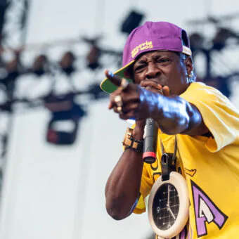 Flavor Flav pede banimento total de armas nos EUA em novo artigo: “Nossas escolas não estão seguras”