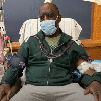 Estilista faz jaqueta especial para o pai se proteger do frio durante tratamento de diálise