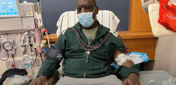 Estilista faz jaqueta especial para o pai se proteger do frio durante tratamento de diálise