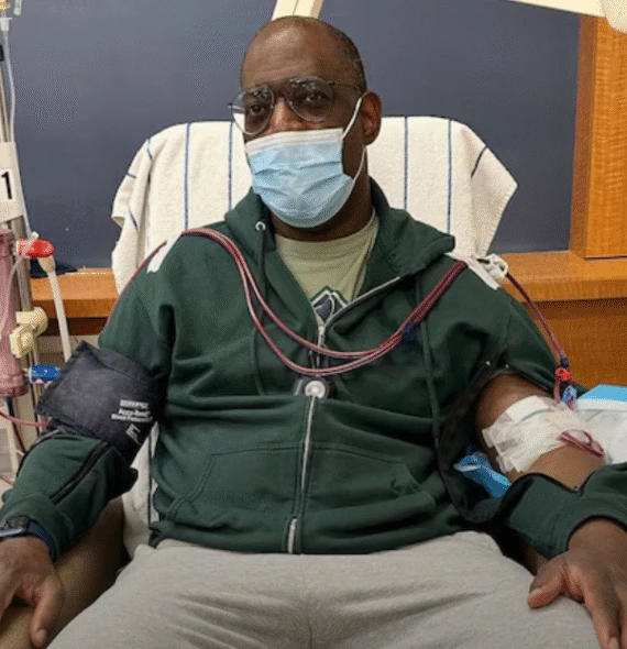 Estilista faz jaqueta especial para o pai se proteger do frio durante tratamento de diálise