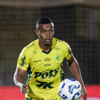 Carlos Eduardo, do Mirassol, é vítima de ofensas racistas após vitória sobre o Vasco
