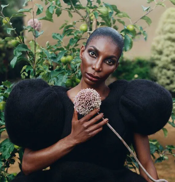 Michaela Coel, capa da British Vogue, fala sobre autenticidade, amor e novos caminhos