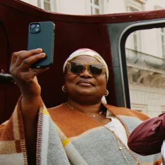 A sensação do Tik Tok, ‘Bus Aunty’, participa da nova campanha da Burberry