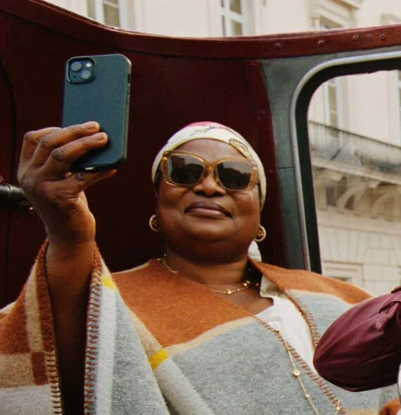 A sensação do Tik Tok, ‘Bus Aunty’, participa da nova campanha da Burberry